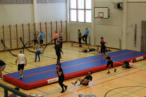 Sports Person playing in sports room
Ihmiset liikkuvat ja urheilevat liikuntahallissa