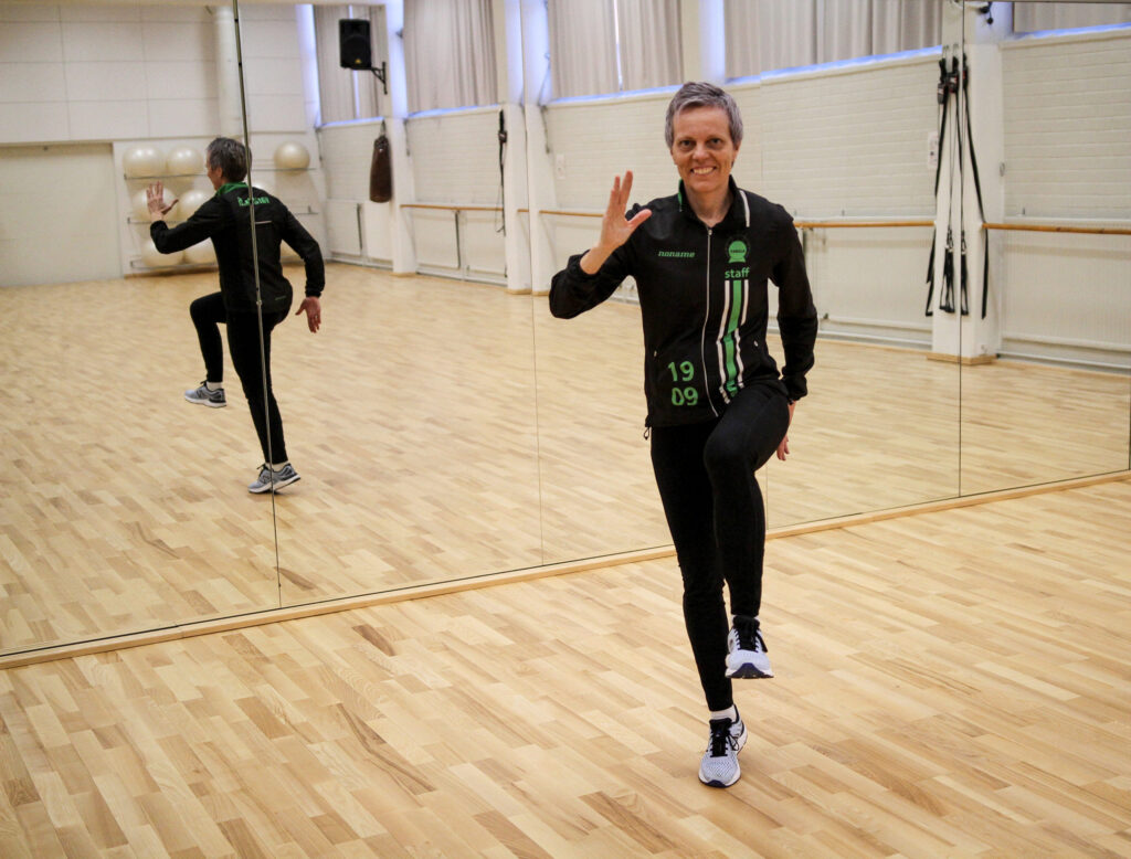 Tiia Hautala Varalan voimistelusalissa juoksuasennossa