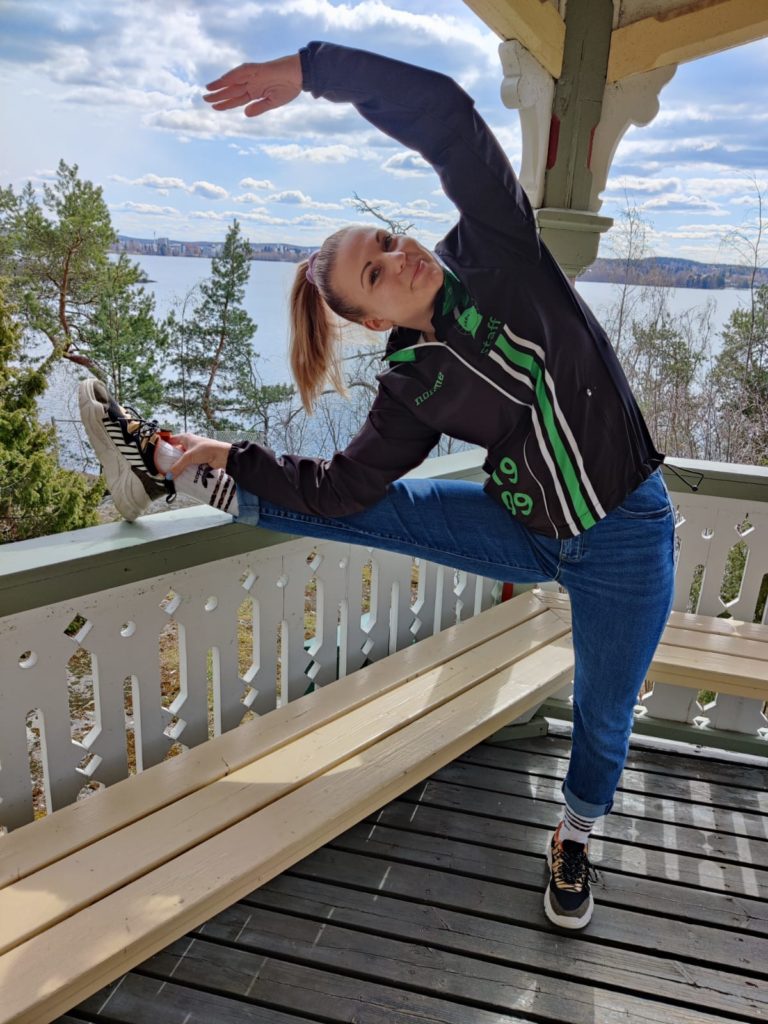 Noora Mäkelälammi poseeraa huvimajassa uudessa roolissaan kilpa-aerobicin lajivastaavana