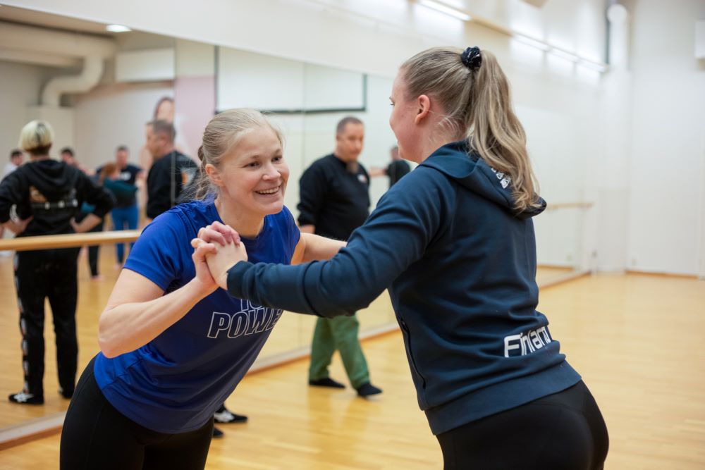 VeAT opiskelijoita treenaamassa liikuntasalissa