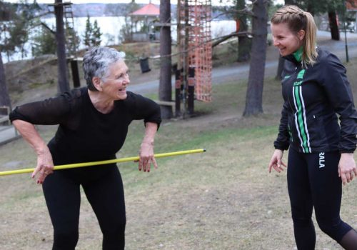 Vapaa-ajan tekemistä senioreille: PT ohjaa naista. Vapaa-ajan tekemistä senioreille: PT ohjaa naista.